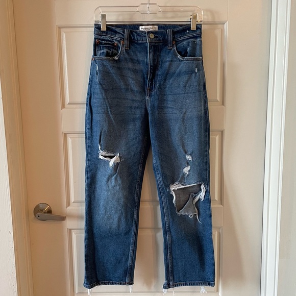 NWOT Abercrombie & Fitch Ultra High Rise Ankle Straight Jean Size 27/4 Short - Picture 2 of 8